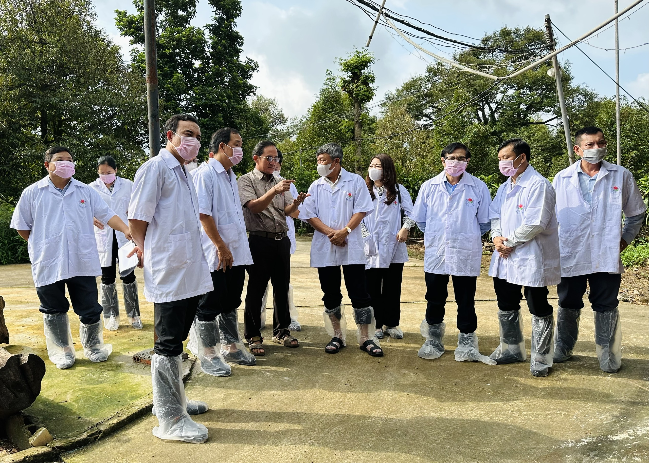 Đồng chí Hồ Thanh Sơn, Phó Bí thư Thường trực Tỉnh ủy kiểm tra việc chấp hành pháp luật về bảo vệ môi trường đối với các cơ sở chăn nuôi tại thành phố Long Khánh